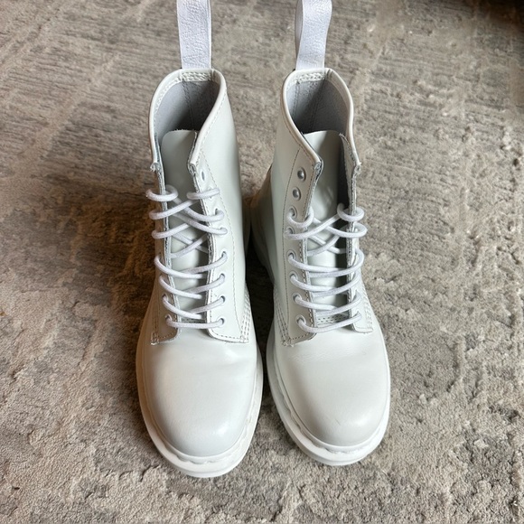 Dr. Martens White 14357
Mono Combat Boots Sz 7
Mens | 8 Womens Sz UK 6
EU 39 - Picture 7 of 10